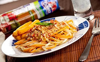 Spaghetti verduras Doria con crema de cebolla y yuquitas fritas