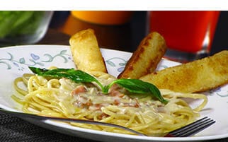 Spaghetti Mantequilla Doria en Salsa de Tocineta