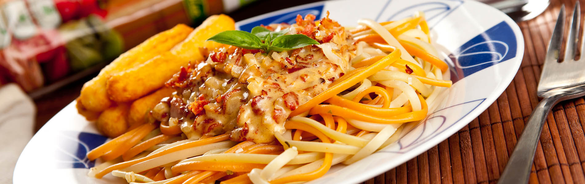 Spaghetti verduras Doria con crema de cebolla y yuquitas fritas