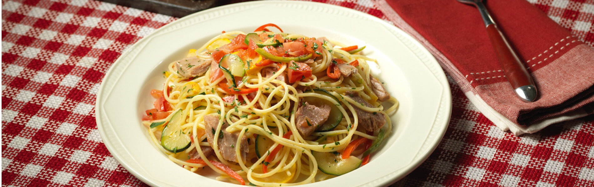 Spaghetti doria No 5 con verduras salteadas y lomitos de atún