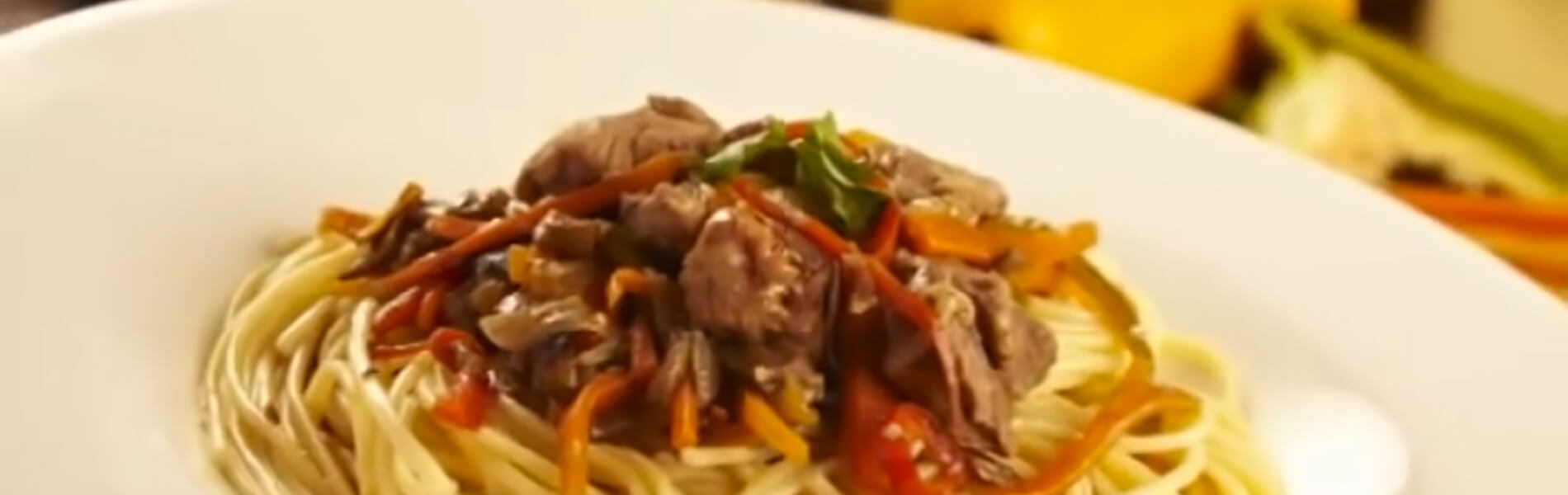 Spaghetti Doria con verduras salteadas, cerdo y salsa de soya