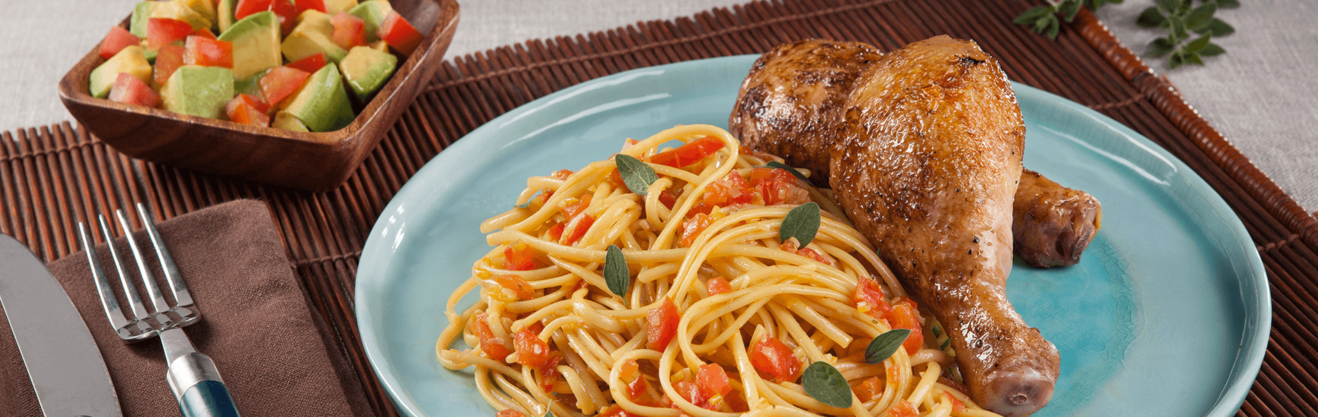 Spaghetti Doria sabor Pollo Asado con piernas de pollo doradas