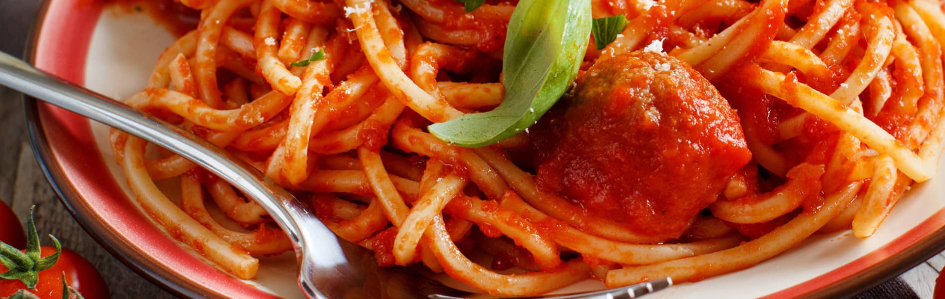 Spaghetti Doria con albondigas a la diabla.