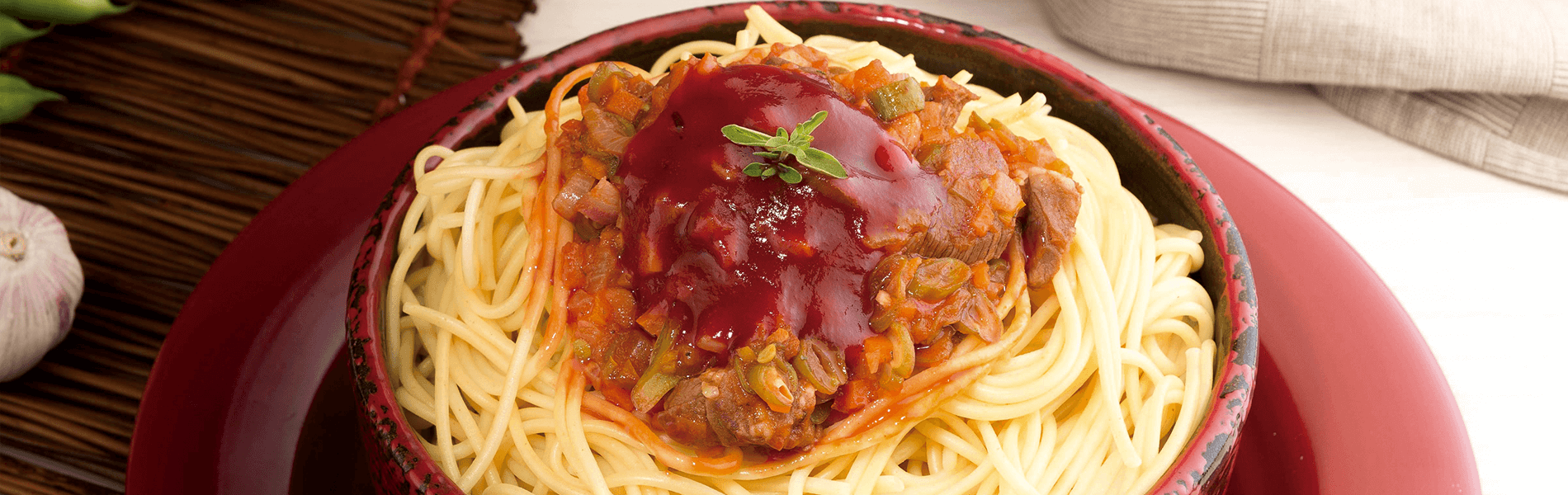 Gulash de Carne con Spaghetti Doria Y Salsa Lista de Tomate Doria Ranchero