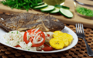 Pescado frito con ensalada de Fideos Doria
