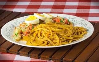 Spaghetti Doria Sabor Chorizo con ensalada de garbanzos.