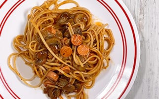 spaghetti con salchicha en salsa pomodoro y champiñones